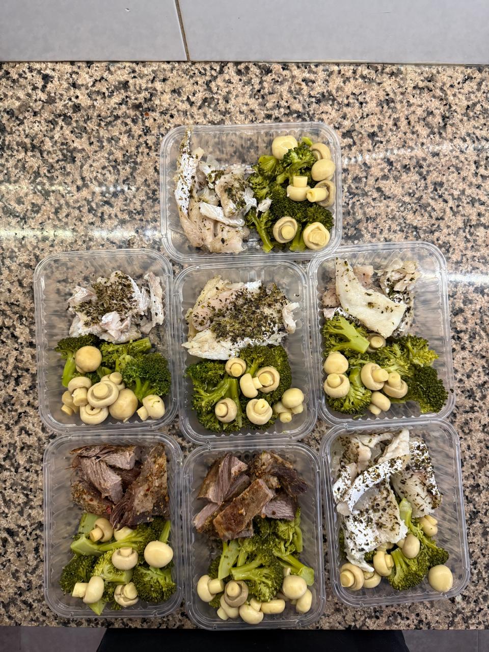 Filet de merluza con brócoli y champiñones